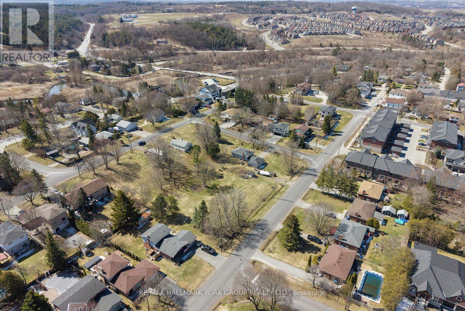 211 East Street, East Gwillimbury, Ontario  L9N 1K6 - Photo 10 - N12978022