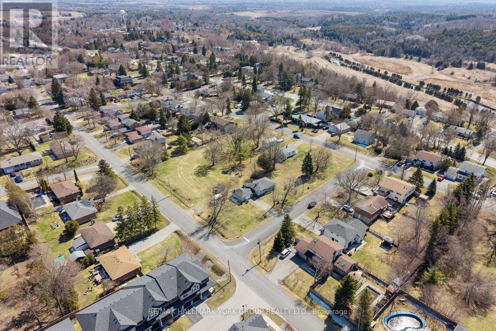 211 East Street, East Gwillimbury, Ontario  L9N 1K6 - Photo 11 - N12978022