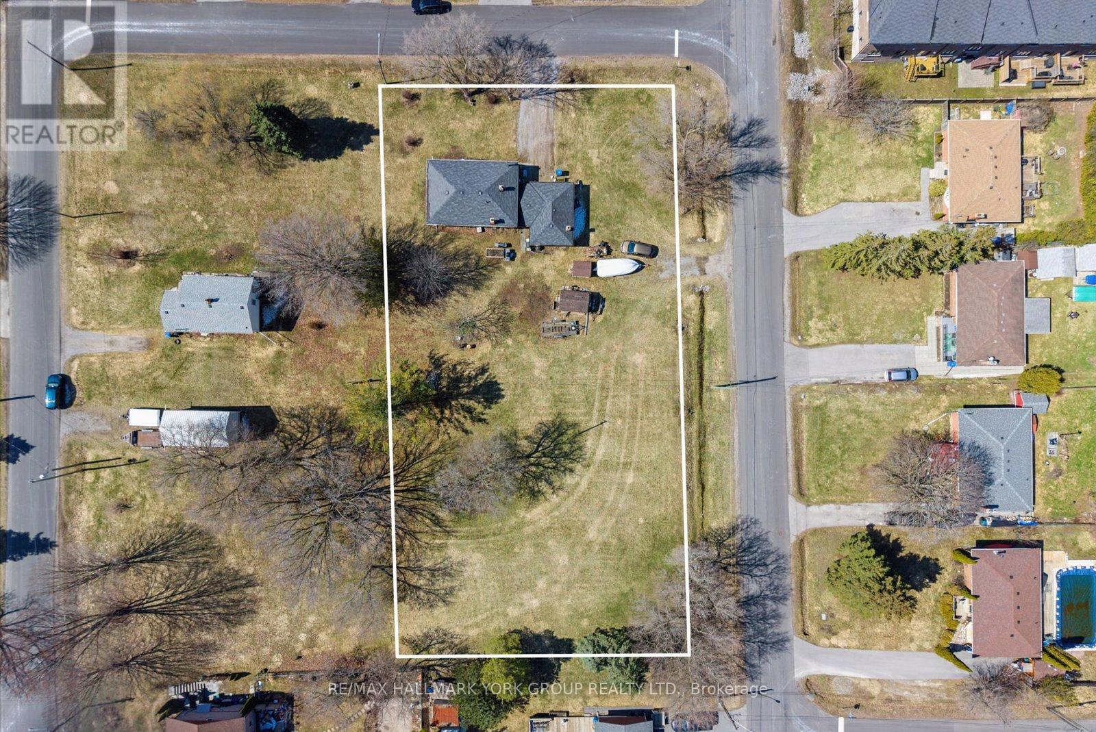 211 East Street, East Gwillimbury, Ontario  L9N 1K6 - Photo 2 - N12978022