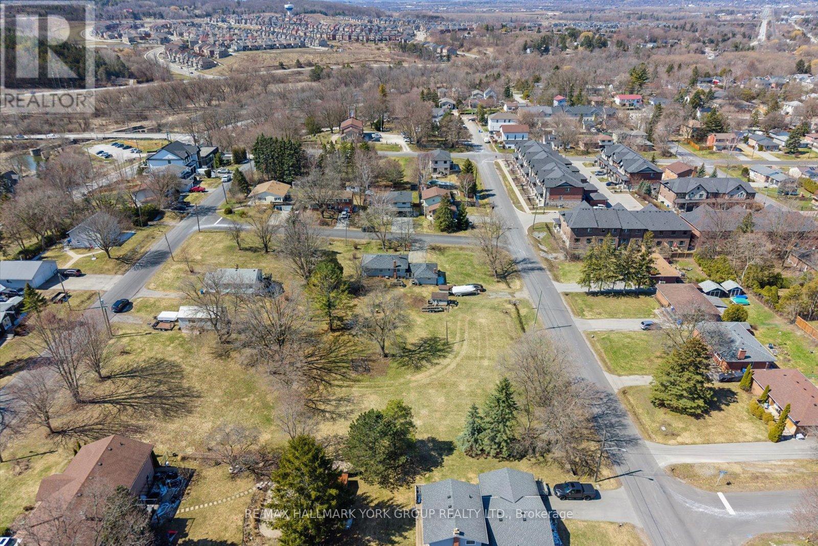 211 East Street, East Gwillimbury, Ontario  L9N 1K6 - Photo 4 - N12978022