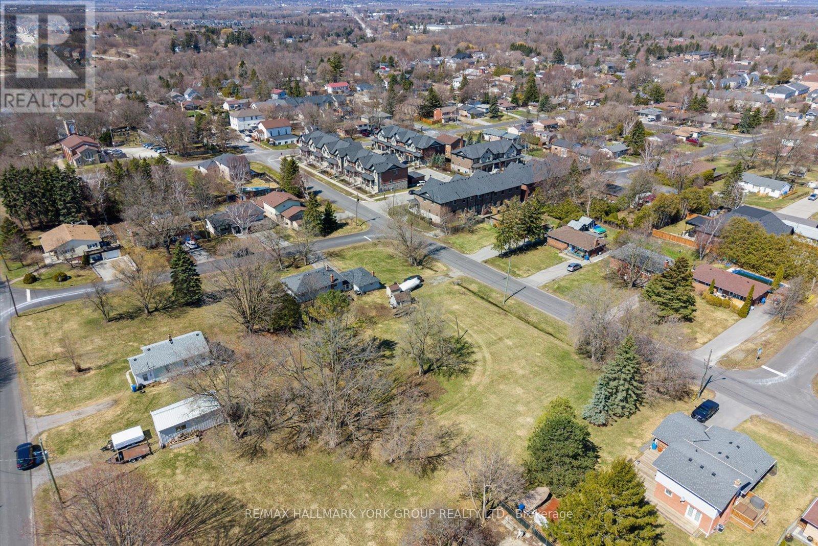 211 East Street, East Gwillimbury, Ontario  L9N 1K6 - Photo 5 - N12978022