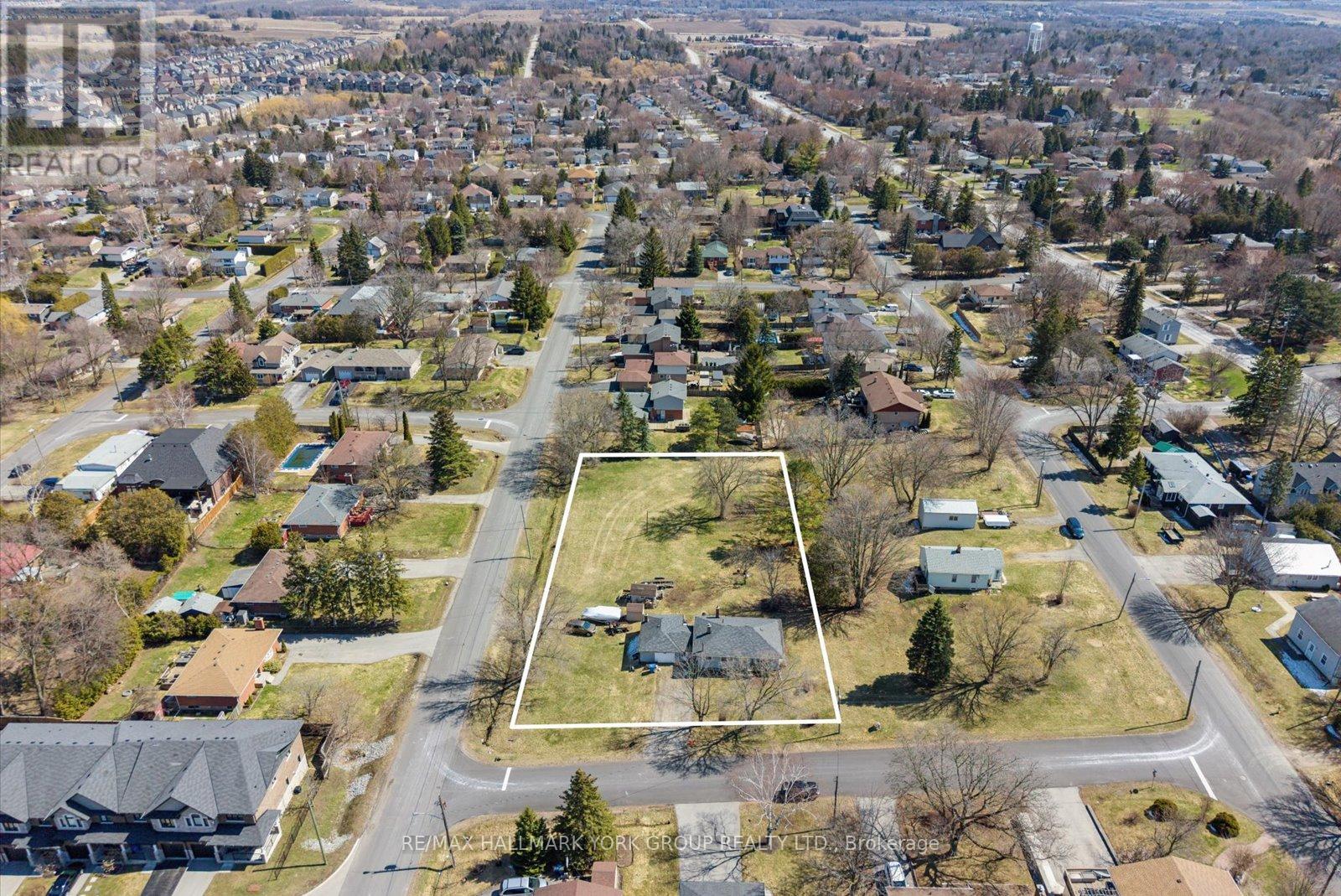 211 East Street, East Gwillimbury, Ontario  L9N 1K6 - Photo 7 - N12978022