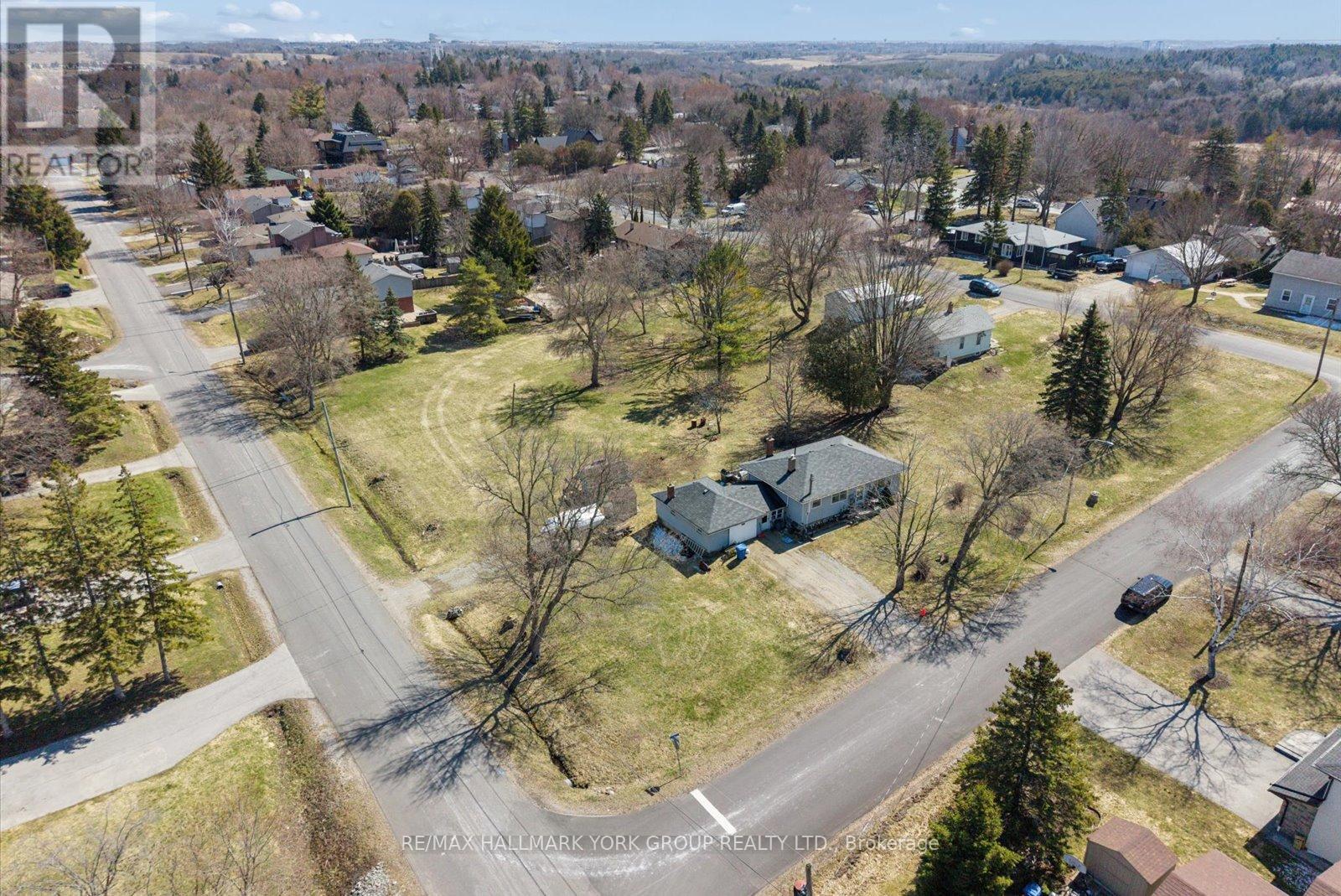 211 East Street, East Gwillimbury, Ontario  L9N 1K6 - Photo 12 - N12978068