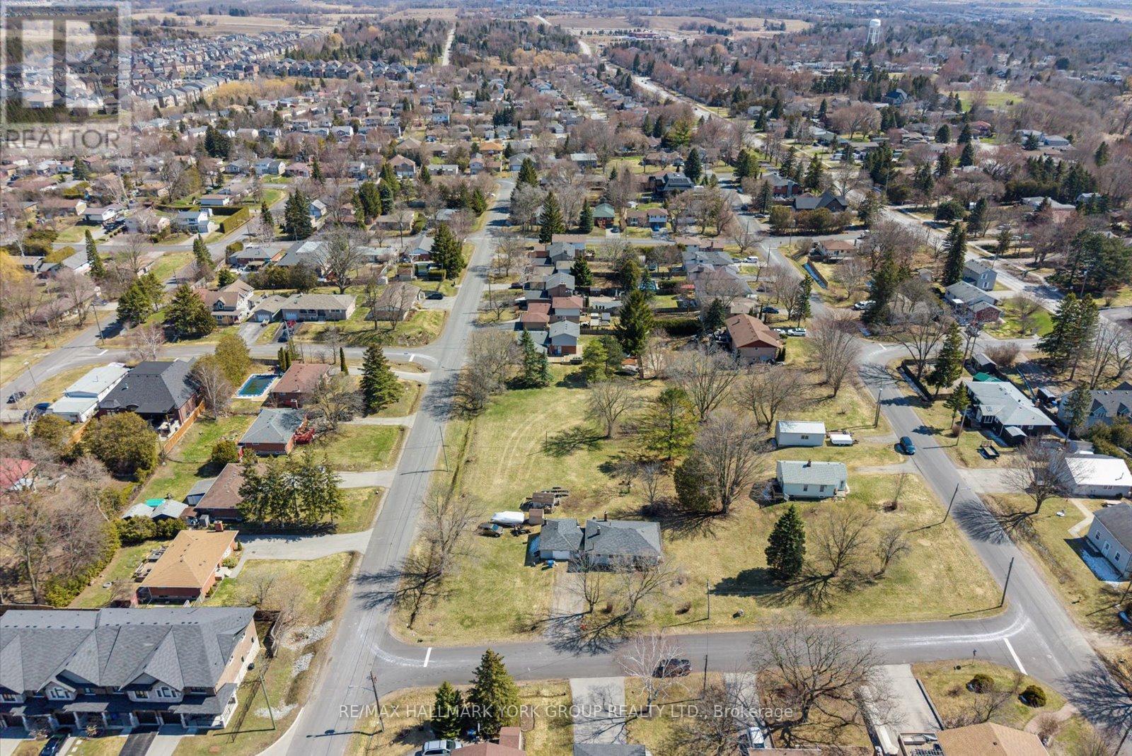 211 East Street, East Gwillimbury, Ontario  L9N 1K6 - Photo 8 - N12978068