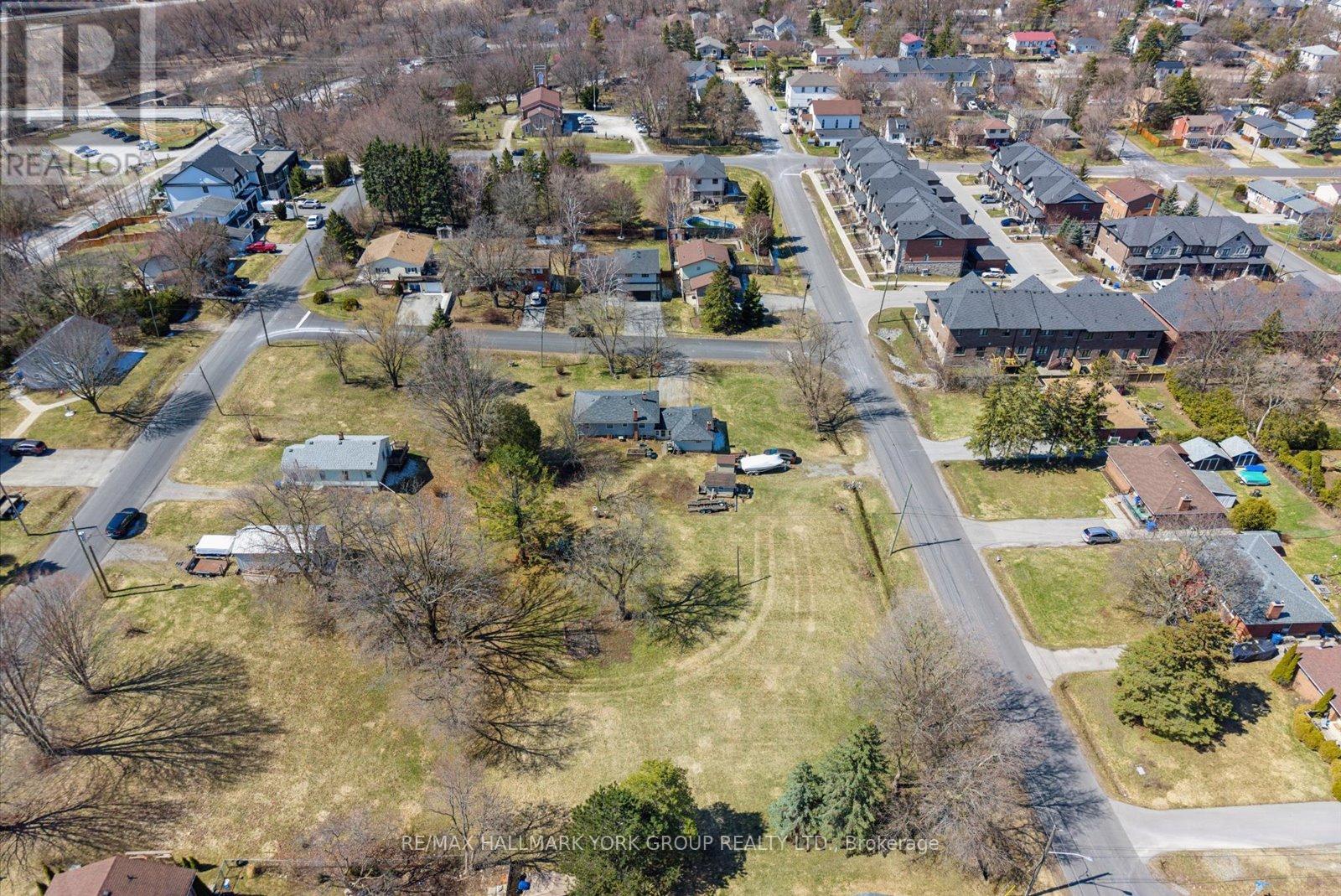 211 East Street, East Gwillimbury, Ontario  L9N 1K6 - Photo 9 - N12978068