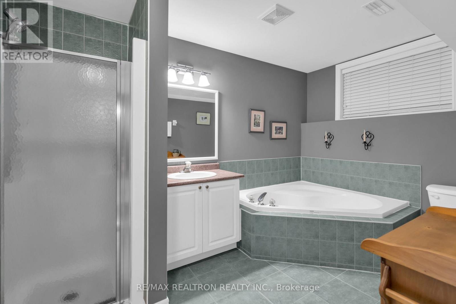 17 Marchant Circle, King, Ontario  L0G 1T0 - Photo 27 - N12978148