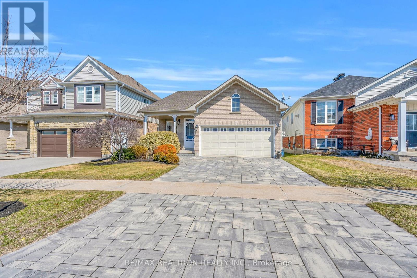 17 Marchant Circle, King, Ontario  L0G 1T0 - Photo 3 - N12978148