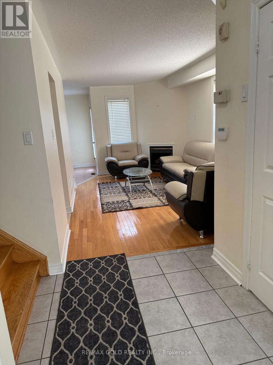 49 Summerdale Crescent, Brampton, Ontario  L6X 4V9 - Photo 4 - W12977632