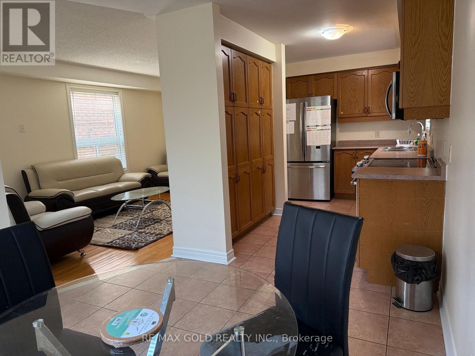 49 Summerdale Crescent, Brampton, Ontario  L6X 4V9 - Photo 2 - W12977632