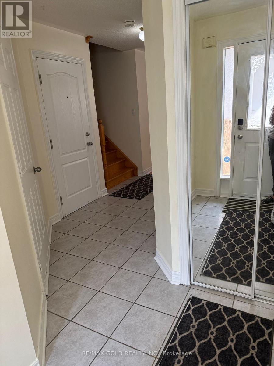 49 Summerdale Crescent, Brampton, Ontario  L6X 4V9 - Photo 7 - W12977632