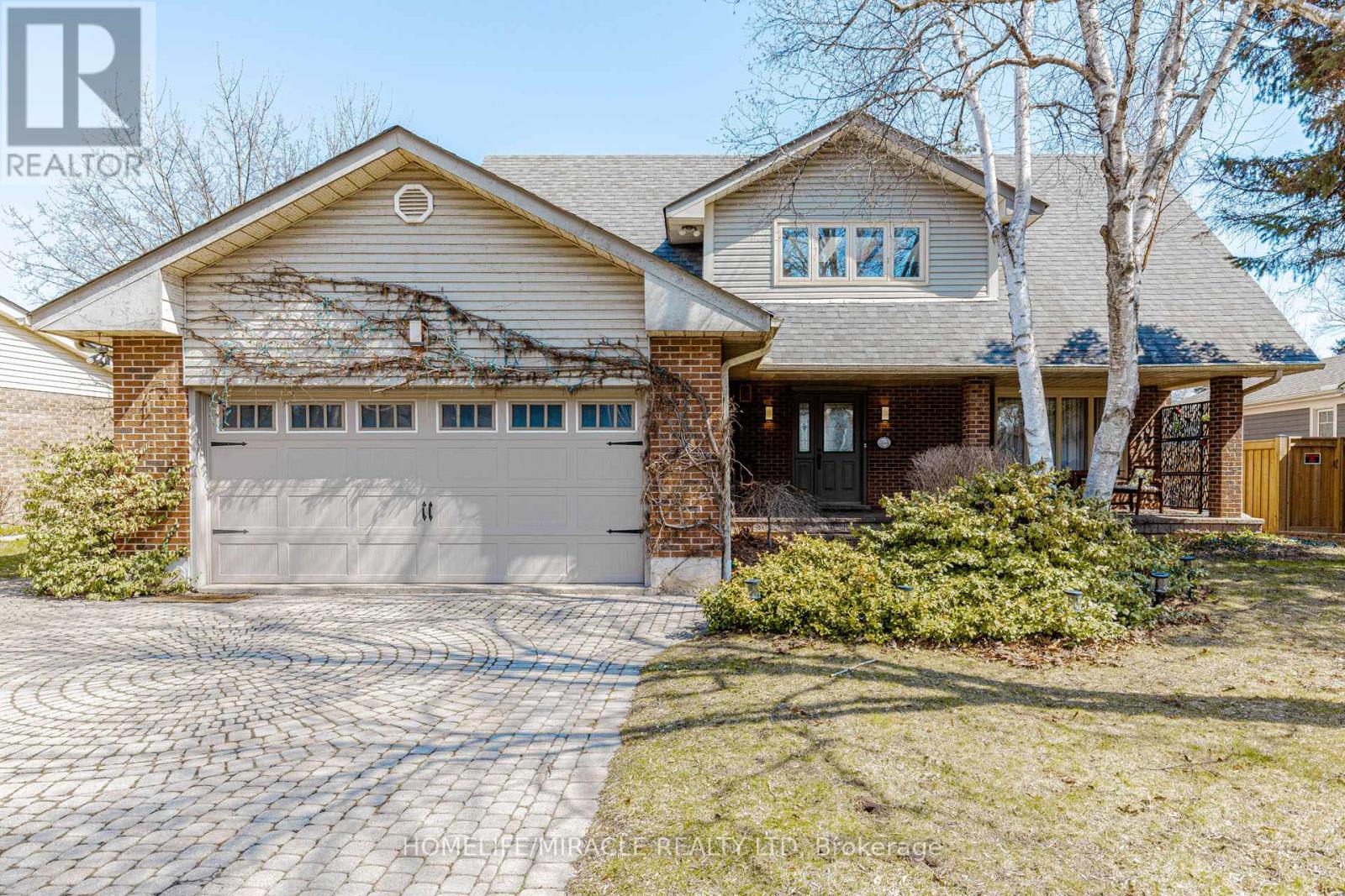 253 Mccraney Street W, Oakville, Ontario  L6H 3A9 - Photo 3 - W12978040