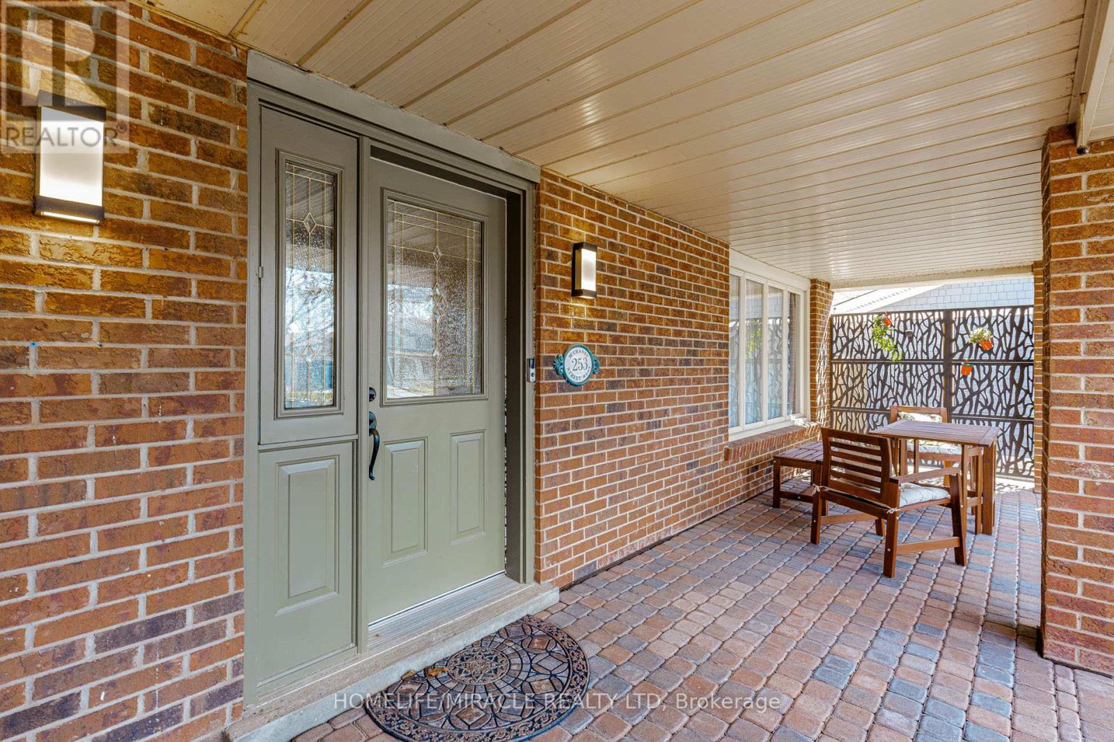 253 Mccraney Street W, Oakville, Ontario  L6H 3A9 - Photo 4 - W12978040