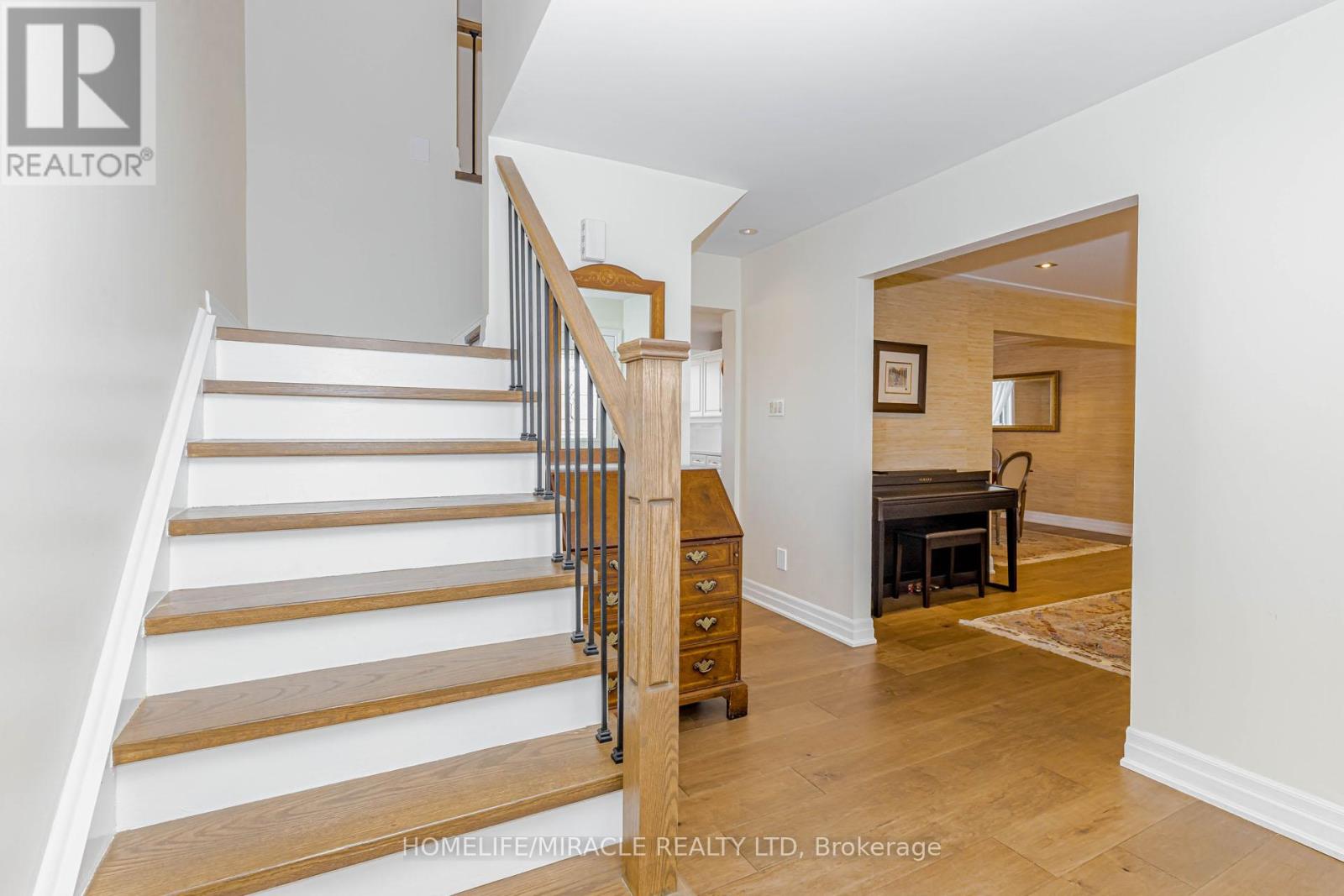 253 Mccraney Street W, Oakville, Ontario  L6H 3A9 - Photo 5 - W12978040