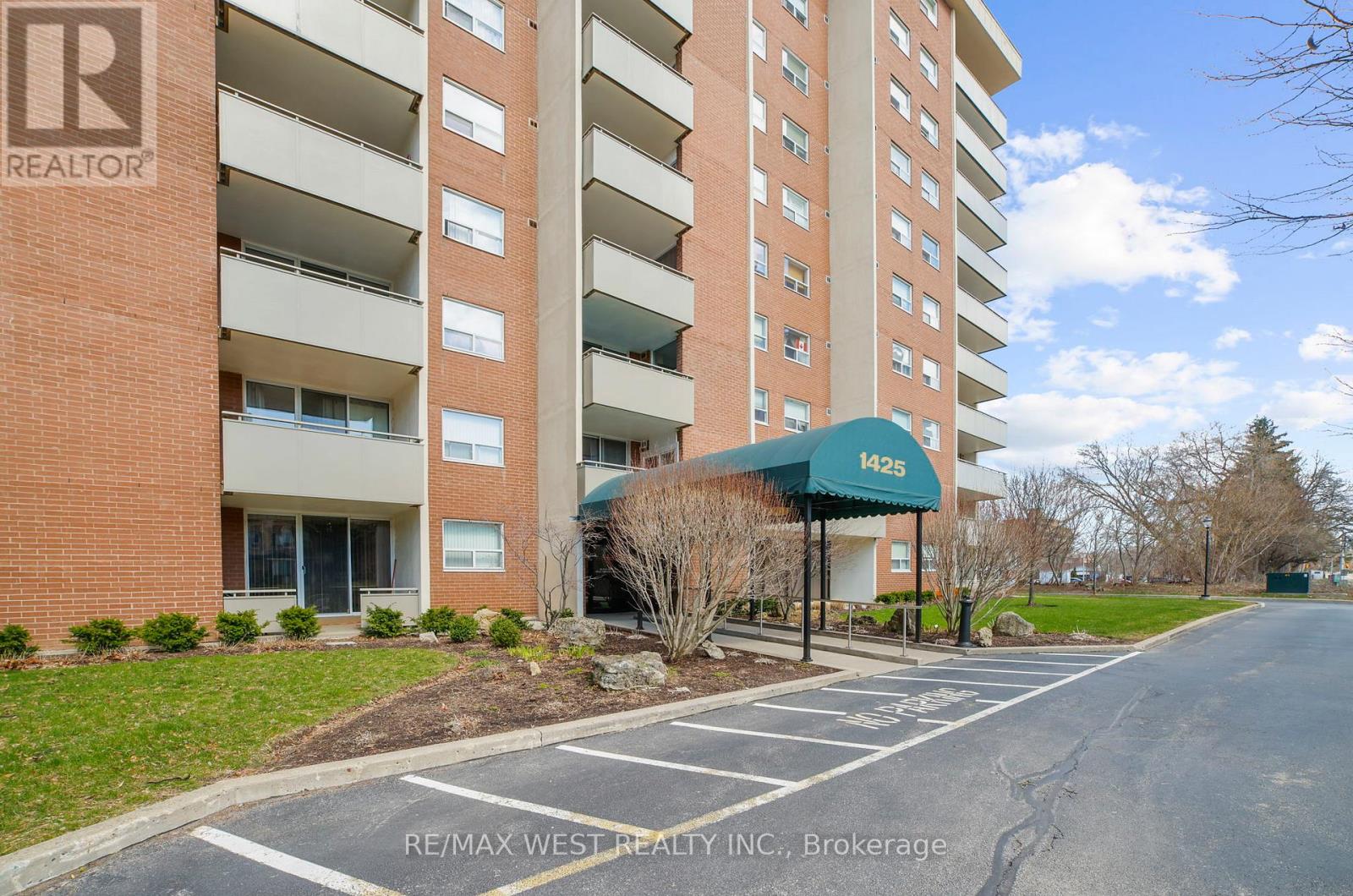 403 - 1425 Ghent Avenue, Burlington, Ontario  L7S 1X5 - Photo 2 - W12978064