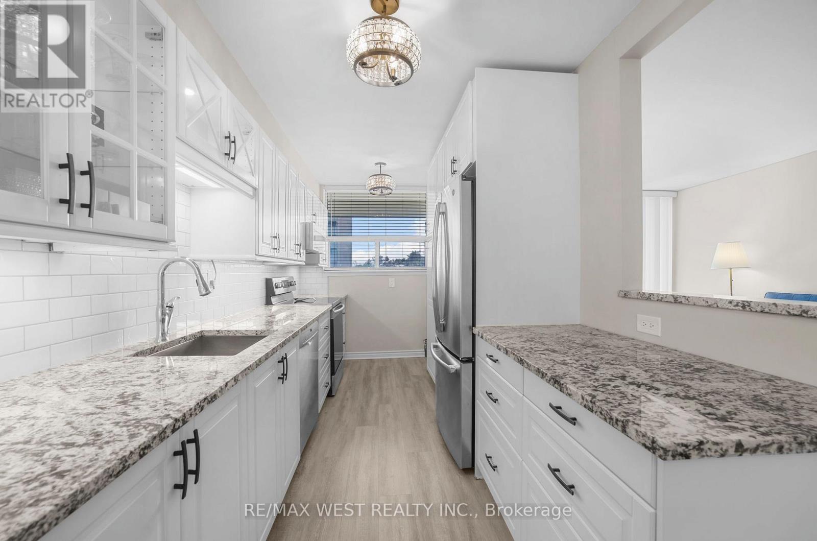 403 - 1425 Ghent Avenue, Burlington, Ontario  L7S 1X5 - Photo 3 - W12978064