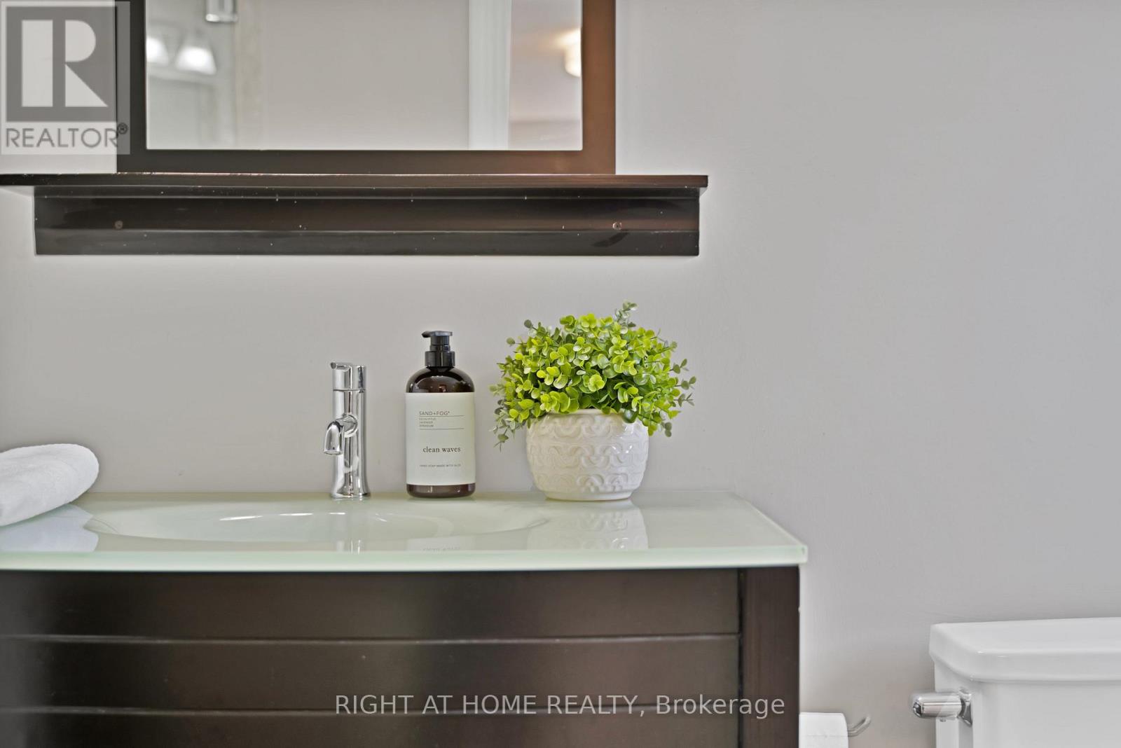 215 Queenslea Avenue, Toronto, Ontario  M9N 3X5 - Photo 34 - W12978102