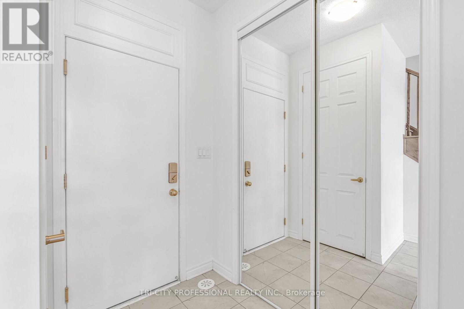 2 Summer Wind Lane, Brampton, Ontario  L7A 0B6 - Photo 8 - W12978152