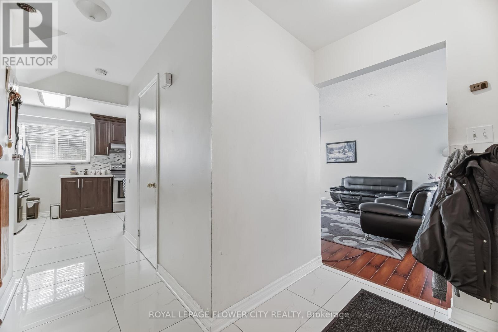 3027 Coral Drive, Mississauga, Ontario  L4T 1Z2 - Photo 11 - W12978210