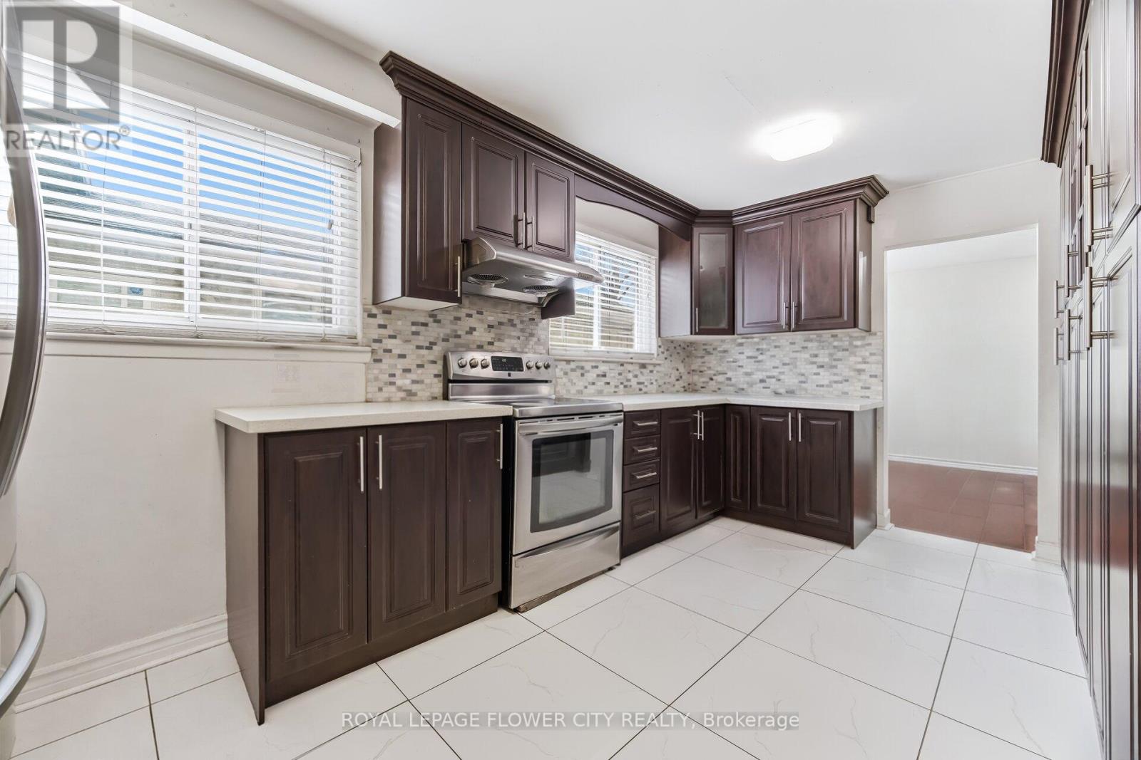 3027 Coral Drive, Mississauga, Ontario  L4T 1Z2 - Photo 12 - W12978210