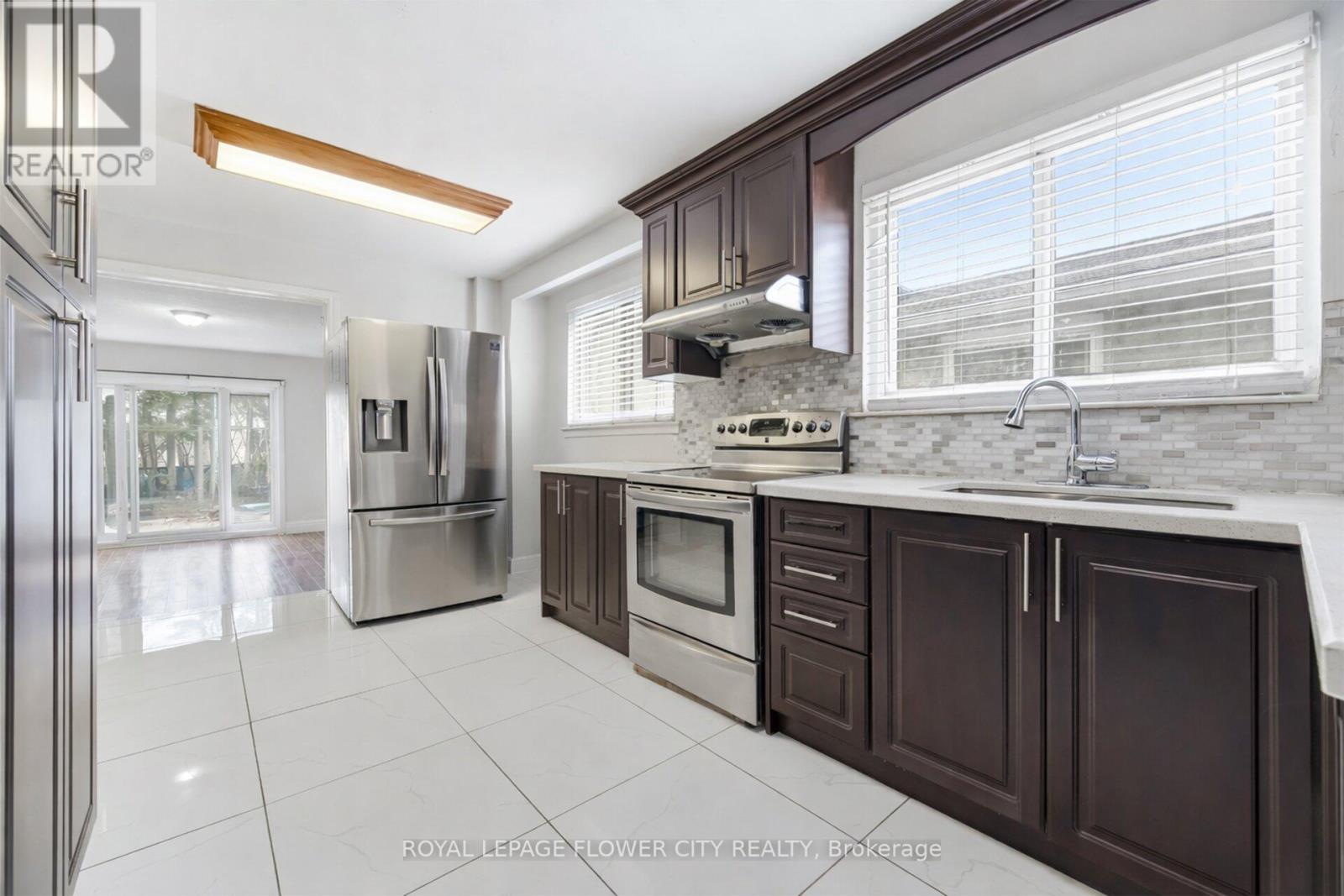 3027 Coral Drive, Mississauga, Ontario  L4T 1Z2 - Photo 13 - W12978210