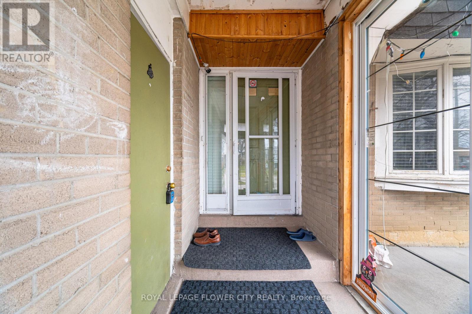 3027 Coral Drive, Mississauga, Ontario  L4T 1Z2 - Photo 4 - W12978210