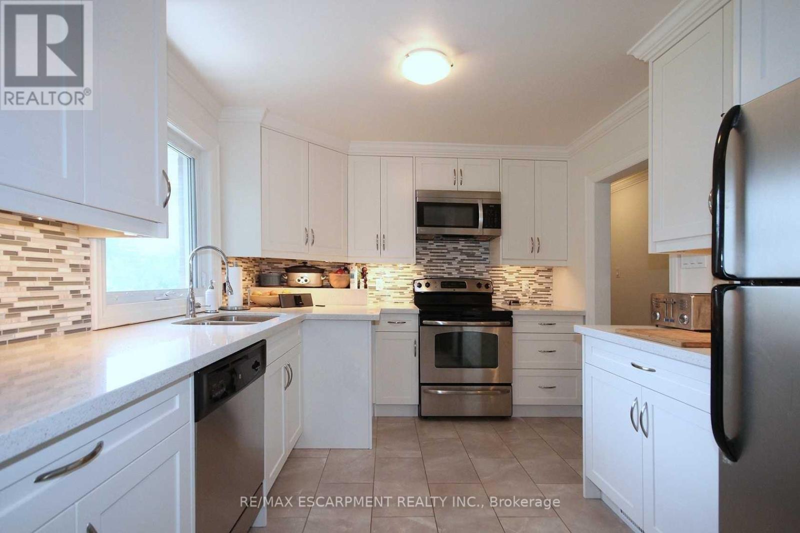 1026 Bridge Road, Oakville (Wo West), Ontario  L6L 2B5 - Photo 12 - W12978214