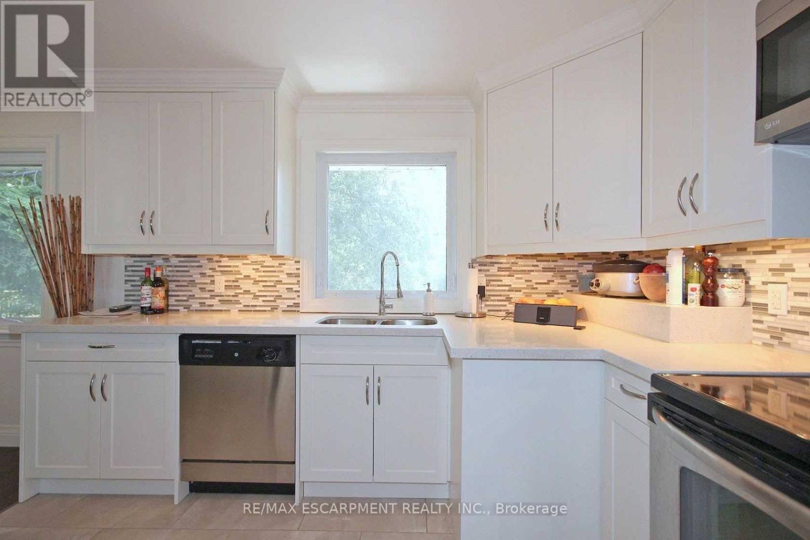 1026 Bridge Road, Oakville (Wo West), Ontario  L6L 2B5 - Photo 13 - W12978214