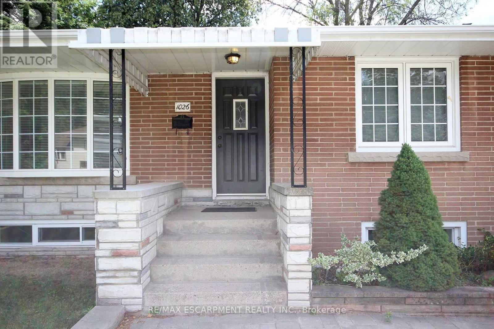 1026 Bridge Road, Oakville (Wo West), Ontario  L6L 2B5 - Photo 4 - W12978214