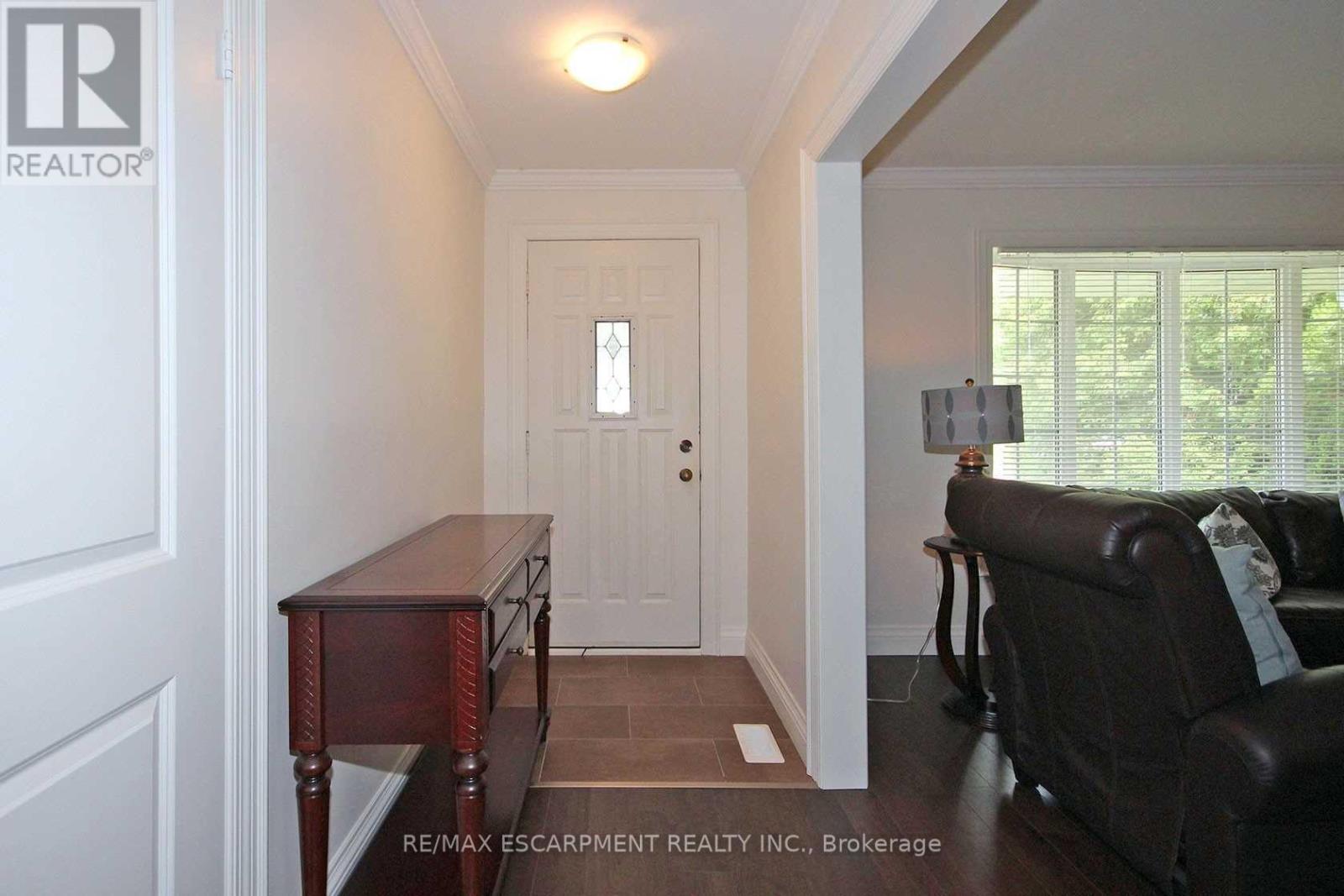 1026 Bridge Road, Oakville (Wo West), Ontario  L6L 2B5 - Photo 5 - W12978214