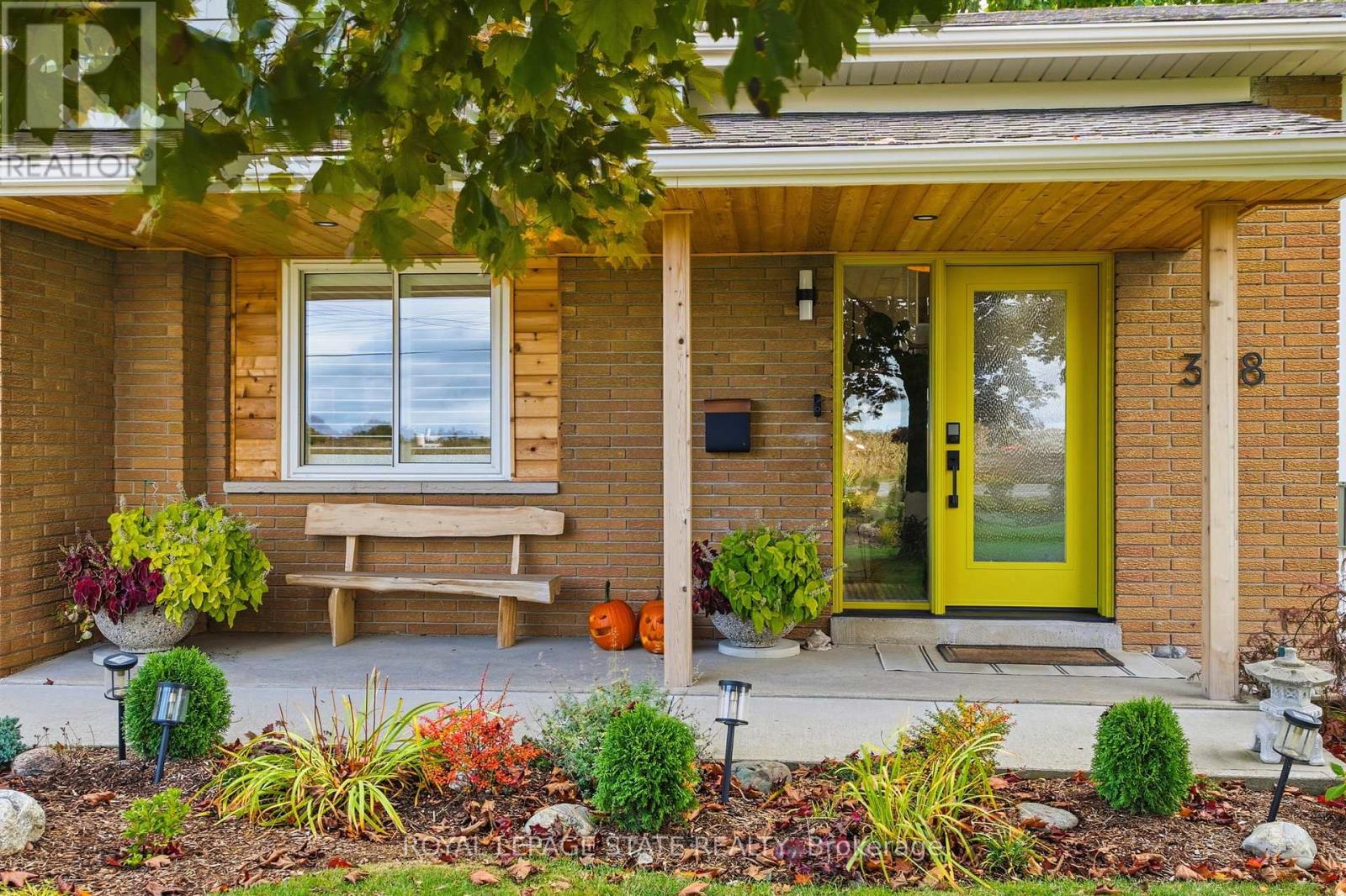 348 Sydenham Road, Hamilton, Ontario  L9H 5E2 - Photo 2 - X12977974