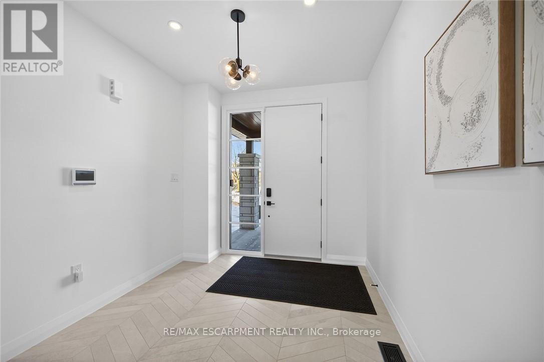 29 Kingfisher Drive, Hamilton (Bruleville), Ontario  L9A 5A4 - Photo 3 - X12978112