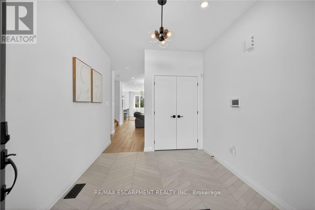 29 Kingfisher Drive, Hamilton (Bruleville), Ontario  L9A 5A4 - Photo 4 - X12978112