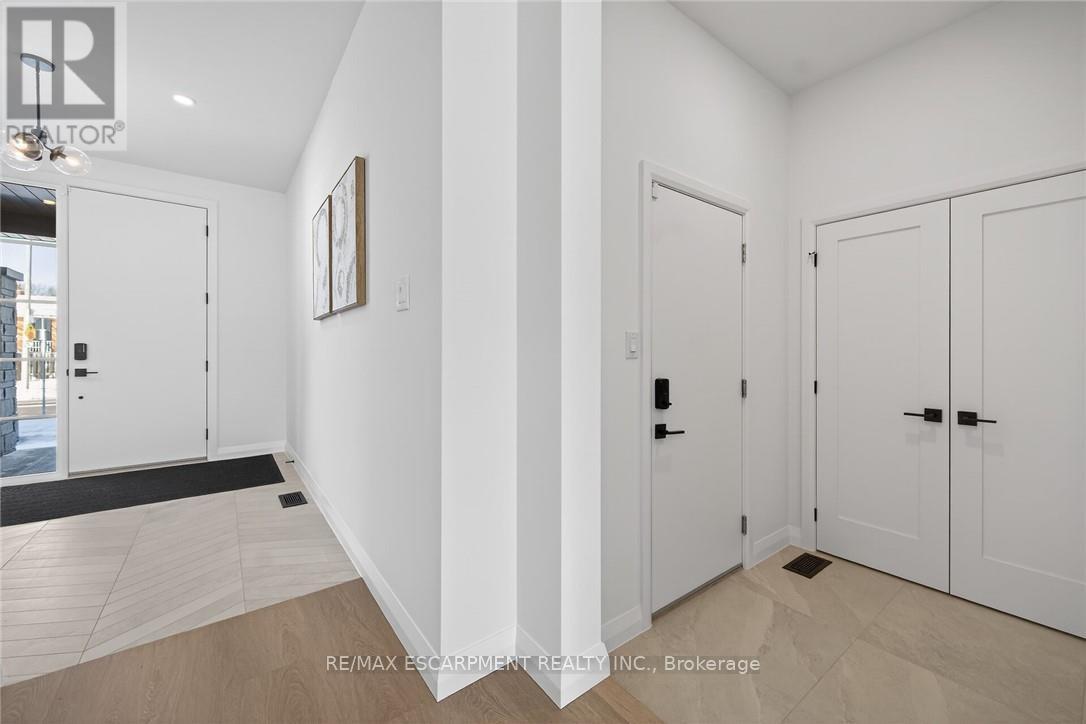 29 Kingfisher Drive, Hamilton (Bruleville), Ontario  L9A 5A4 - Photo 6 - X12978112