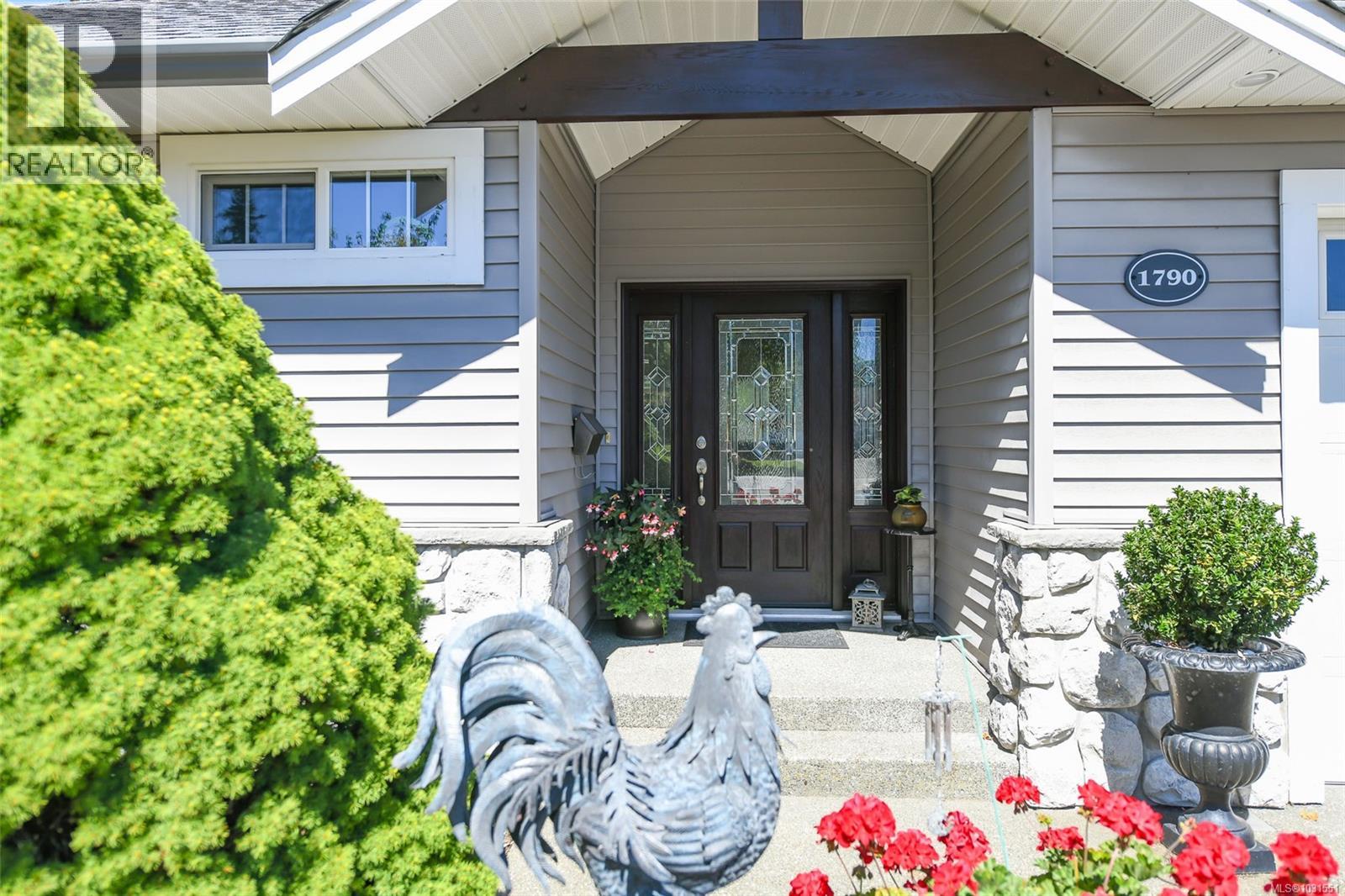 1790 Yew Crt, Comox, British Columbia  V9M 2L6 - Photo 2 - 1031551