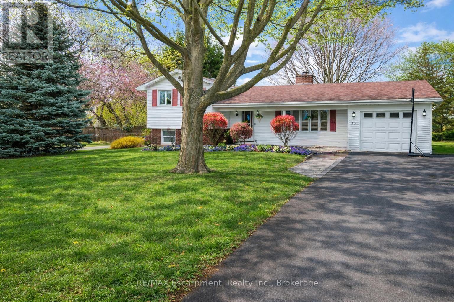 15 Harvest Lane, Brantford, Ontario  N3R 5R3 - Photo 2 - X12978326