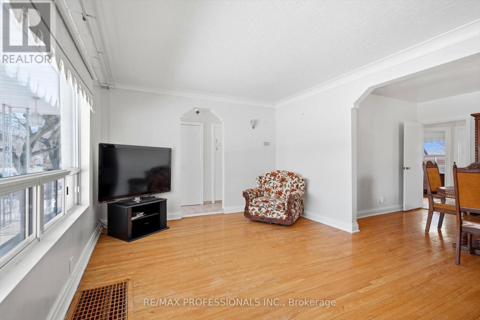 54 Culnan Avenue, Toronto, Ontario  M8Z 5B2 - Photo 6 - W12848088