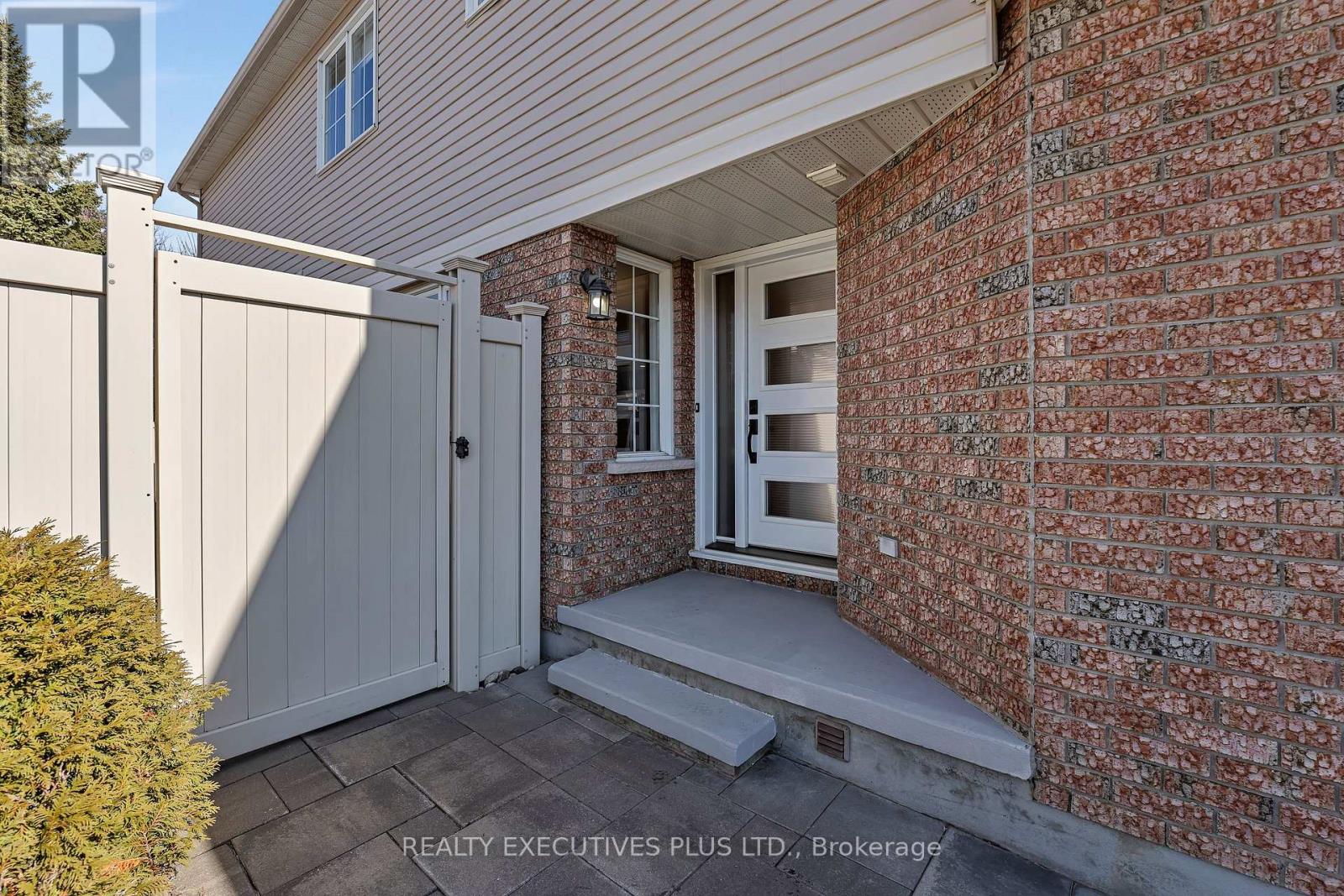 1611 Marley Crescent, Ottawa, Ontario  K1J 1C2 - Photo 4 - X12978340