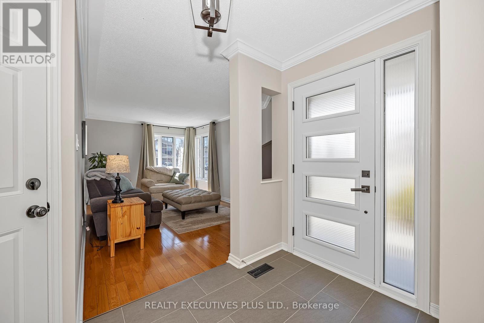 1611 Marley Crescent, Ottawa, Ontario  K1J 1C2 - Photo 5 - X12978340