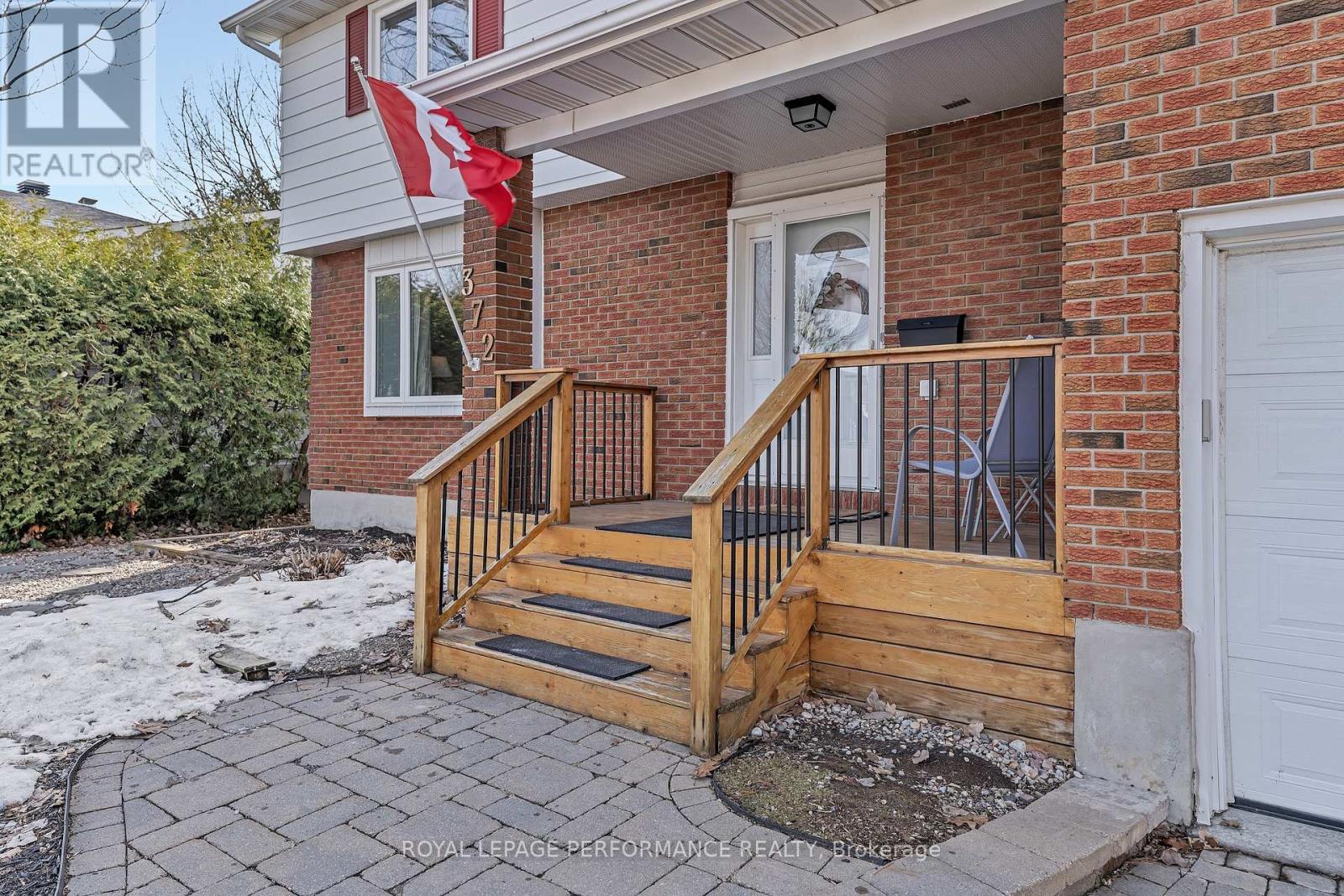 372 Phoenix Crescent, Ottawa, Ontario  K1E 1V7 - Photo 2 - X12978394