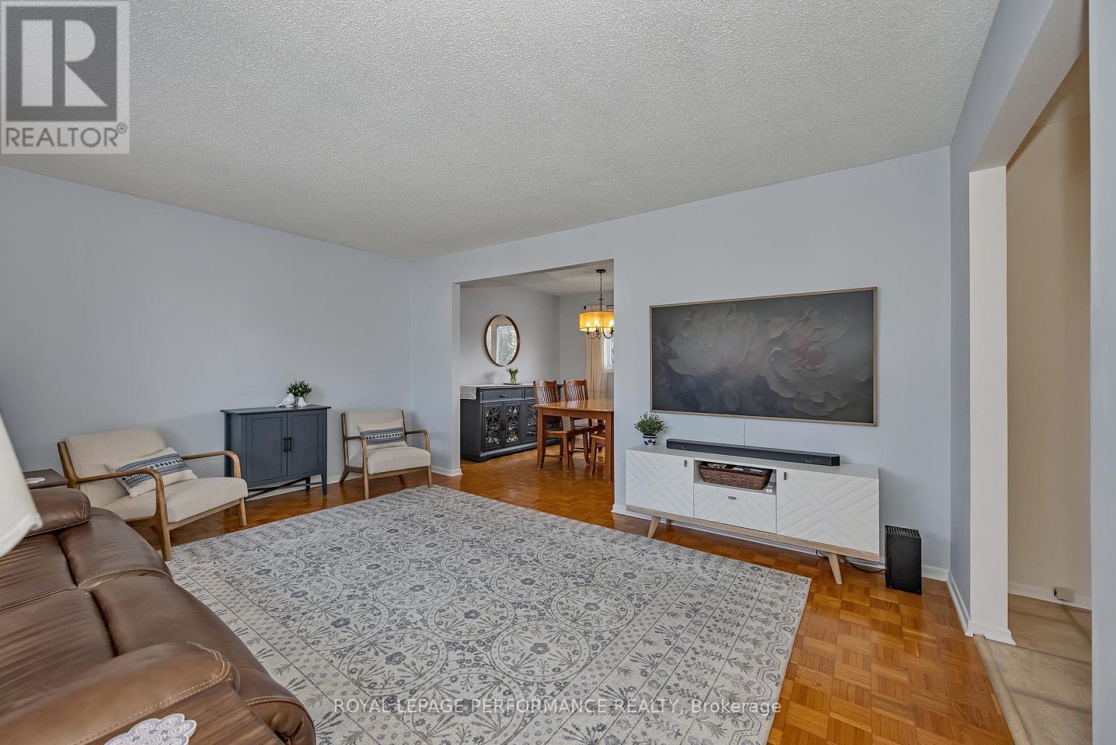 372 Phoenix Crescent, Ottawa, Ontario  K1E 1V7 - Photo 3 - X12978394