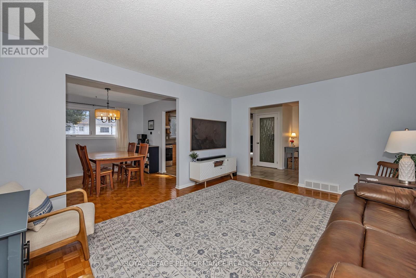 372 Phoenix Crescent, Ottawa, Ontario  K1E 1V7 - Photo 5 - X12978394