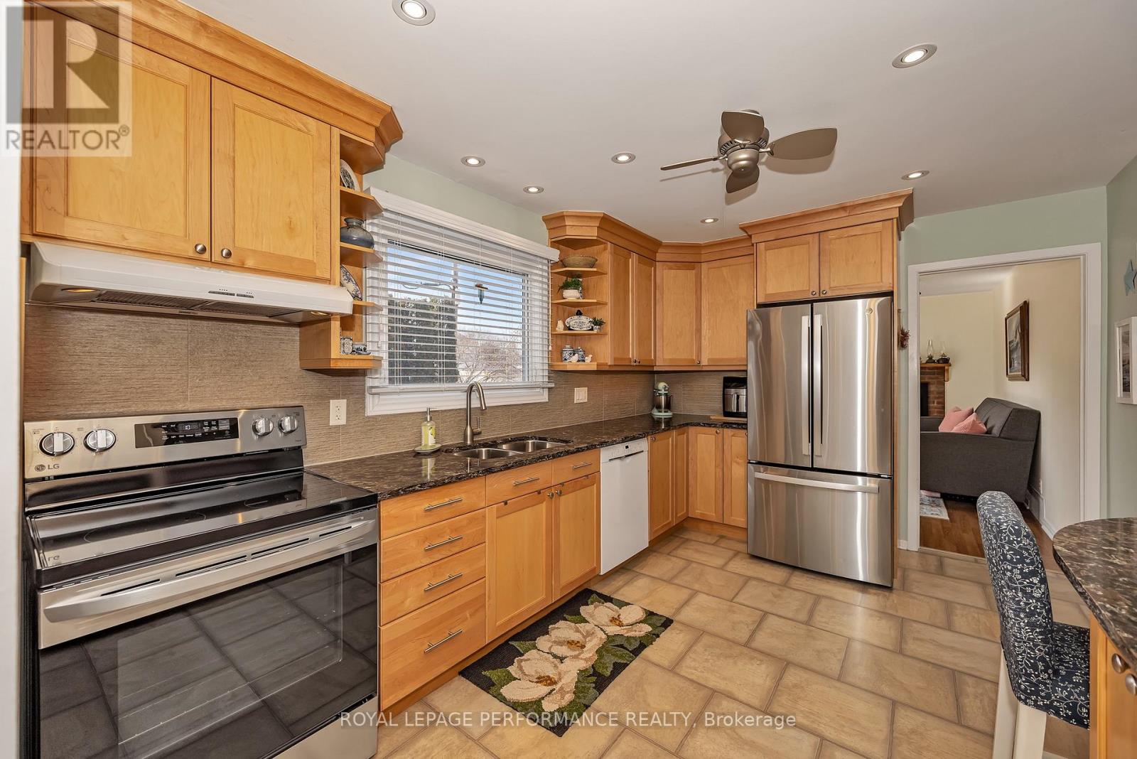 372 Phoenix Crescent, Ottawa, Ontario  K1E 1V7 - Photo 8 - X12978394