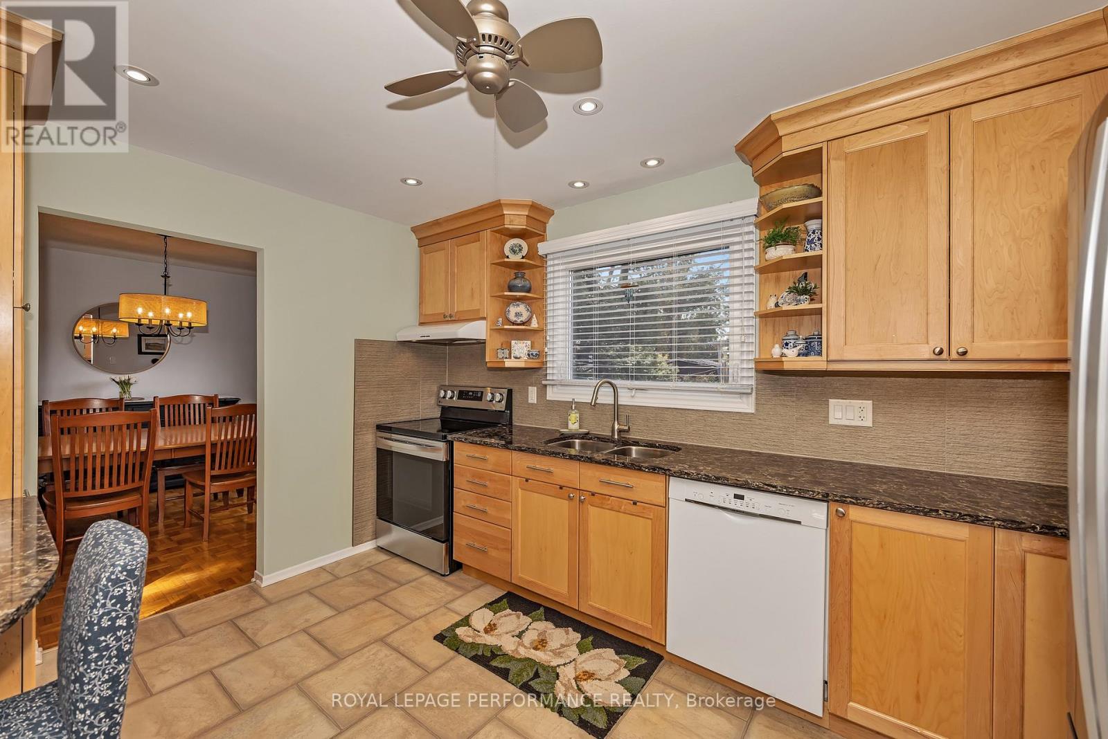 372 Phoenix Crescent, Ottawa, Ontario  K1E 1V7 - Photo 9 - X12978394