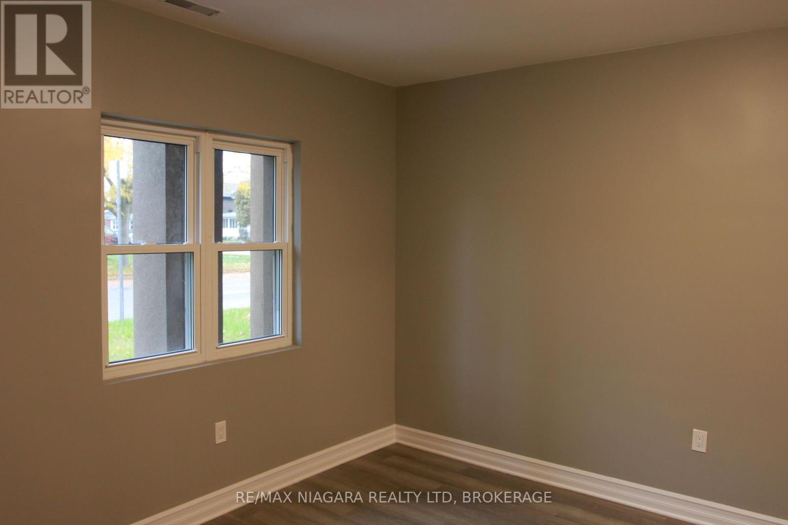 21 Wintemute Street, Fort Erie, Ontario  L2A 3N9 - Photo 10 - X12439523