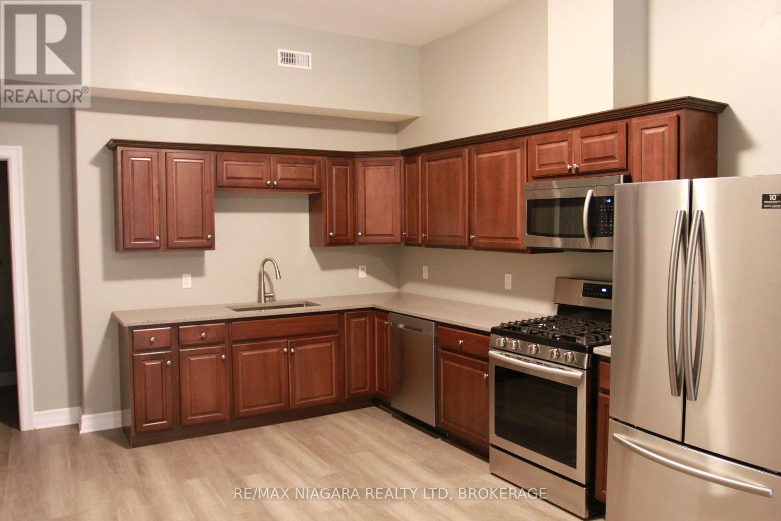 21 Wintemute Street, Fort Erie, Ontario  L2A 3N9 - Photo 6 - X12439523