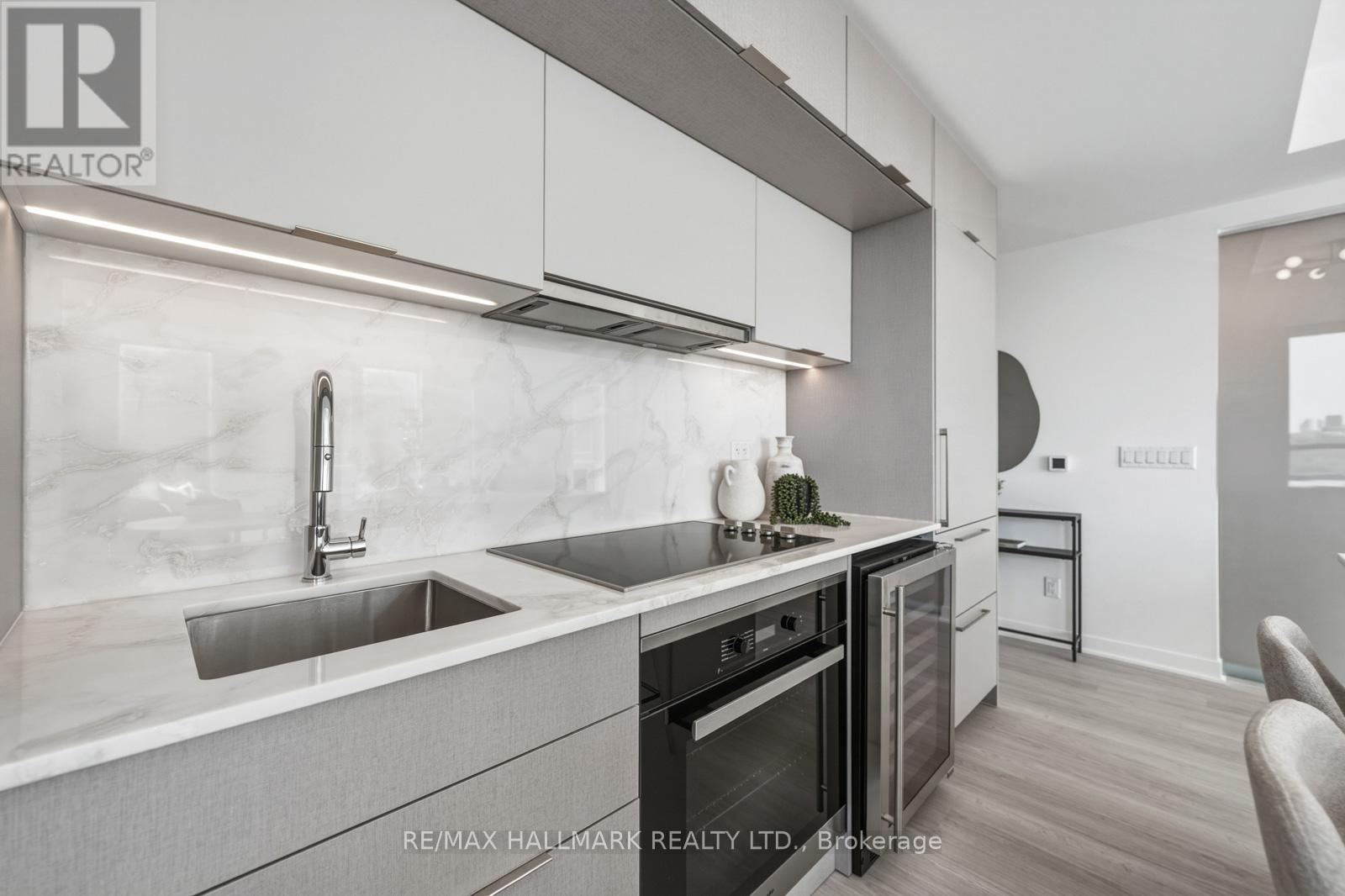 1001 - 185 Alberta Avenue, Toronto, Ontario  M6C 0A5 - Photo 7 - C12977926