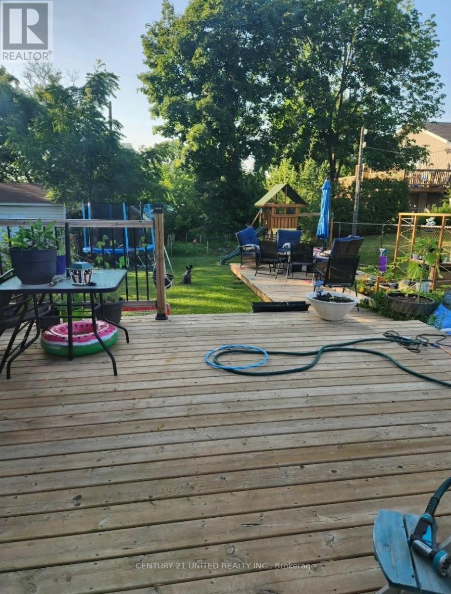 136 Robinson Street, Peterborough, Ontario  K9H 1G2 - Photo 3 - X12964242