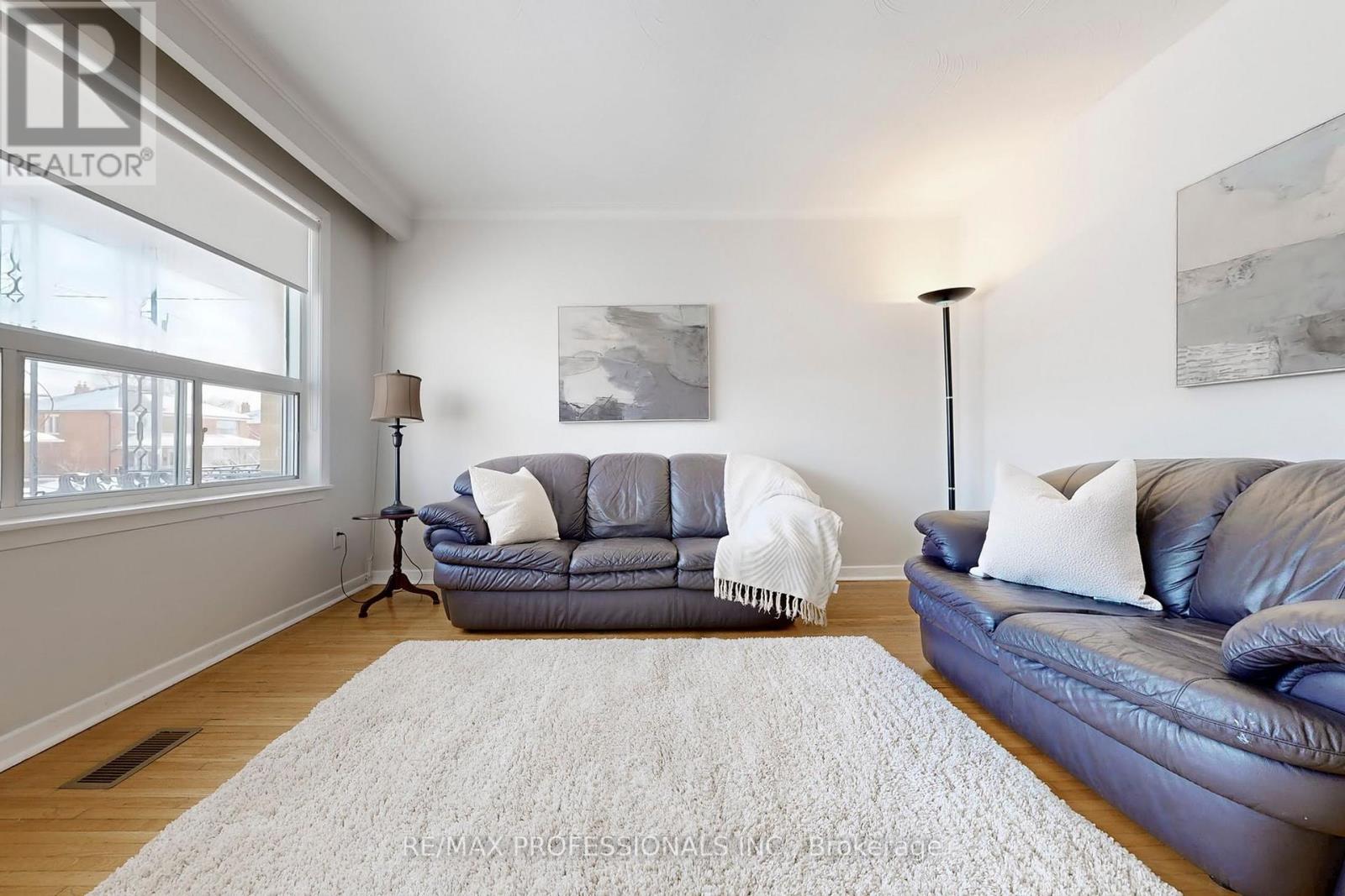 134 Giltspur Drive, Toronto, Ontario  M3L 1M9 - Photo 6 - W12978320