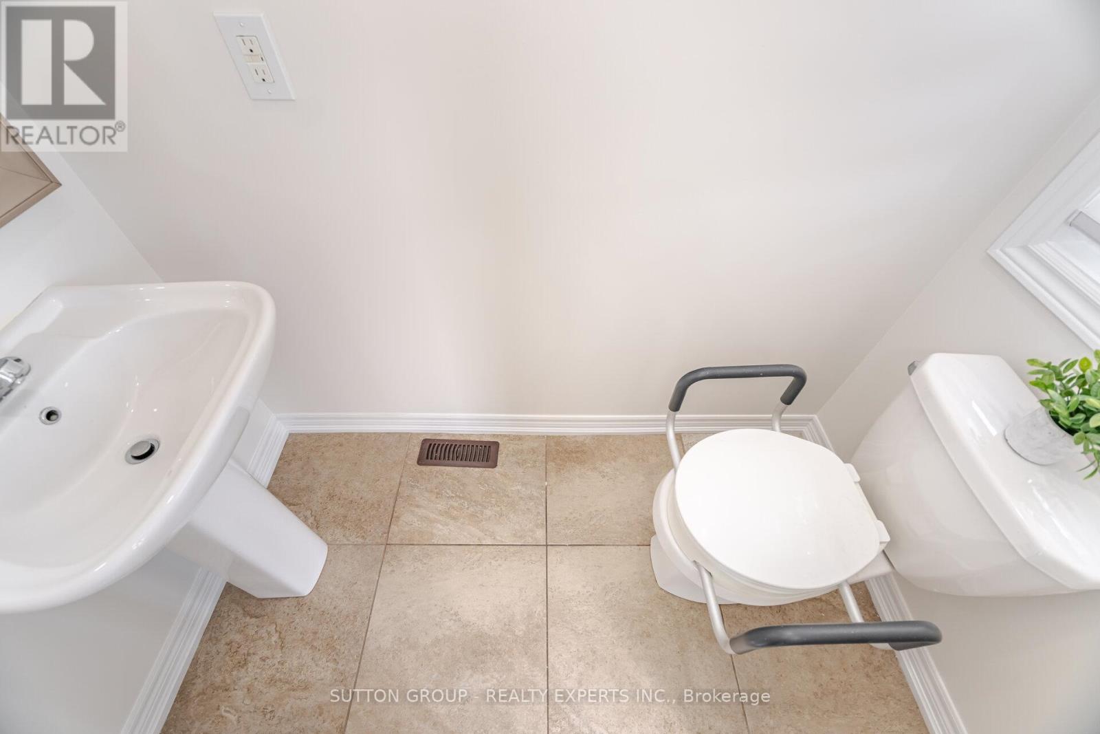 Upper - 5 Freedom Oaks Trail, Brampton, Ontario  L6P 3L1 - Photo 22 - W12978360