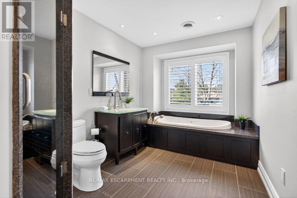 1374 Secord Avenue, Oakville, Ontario  L6L 2L1 - Photo 19 - W12978376